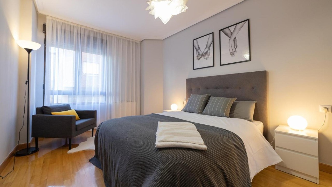 Apartamento Albelda Centro | Clavijo, Spain | Hotel Review 🏩