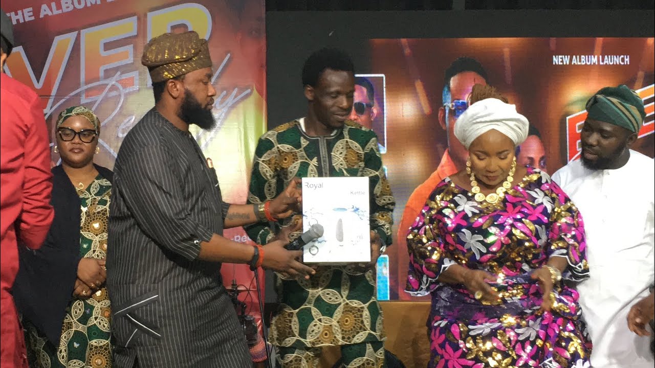 C.E.O Òtítọ́ lagba radio TV with king saheed òṣùpá on stage