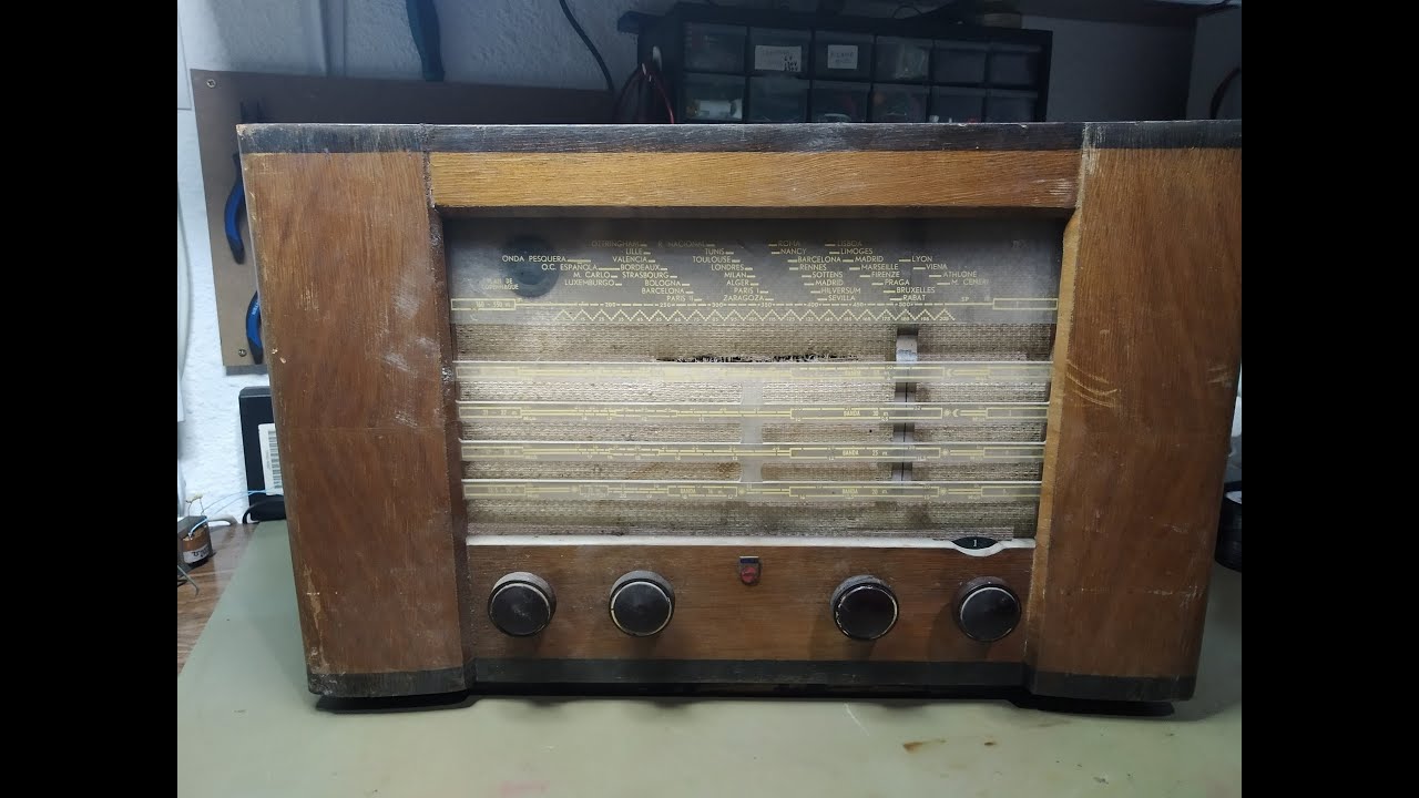 2- Radio PHILIPS BE492A. Receptor de radio a válvulas.