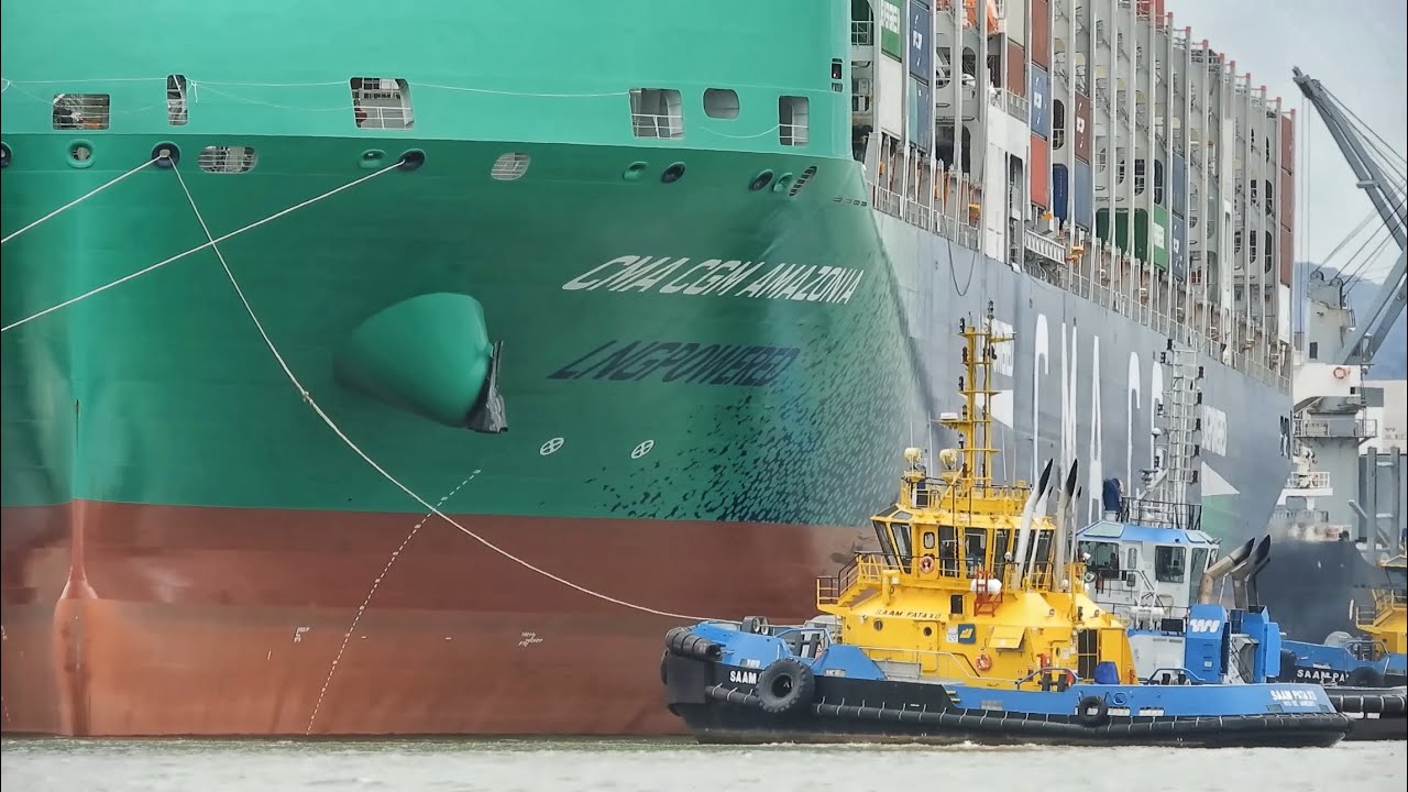 Navio CMA CGM Amazônia deixando o Porto de Itajaí