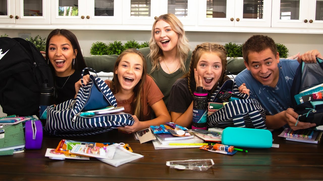 Whats in My Backpack? | Back to School! | Winner!! | New Giveaway!🎒