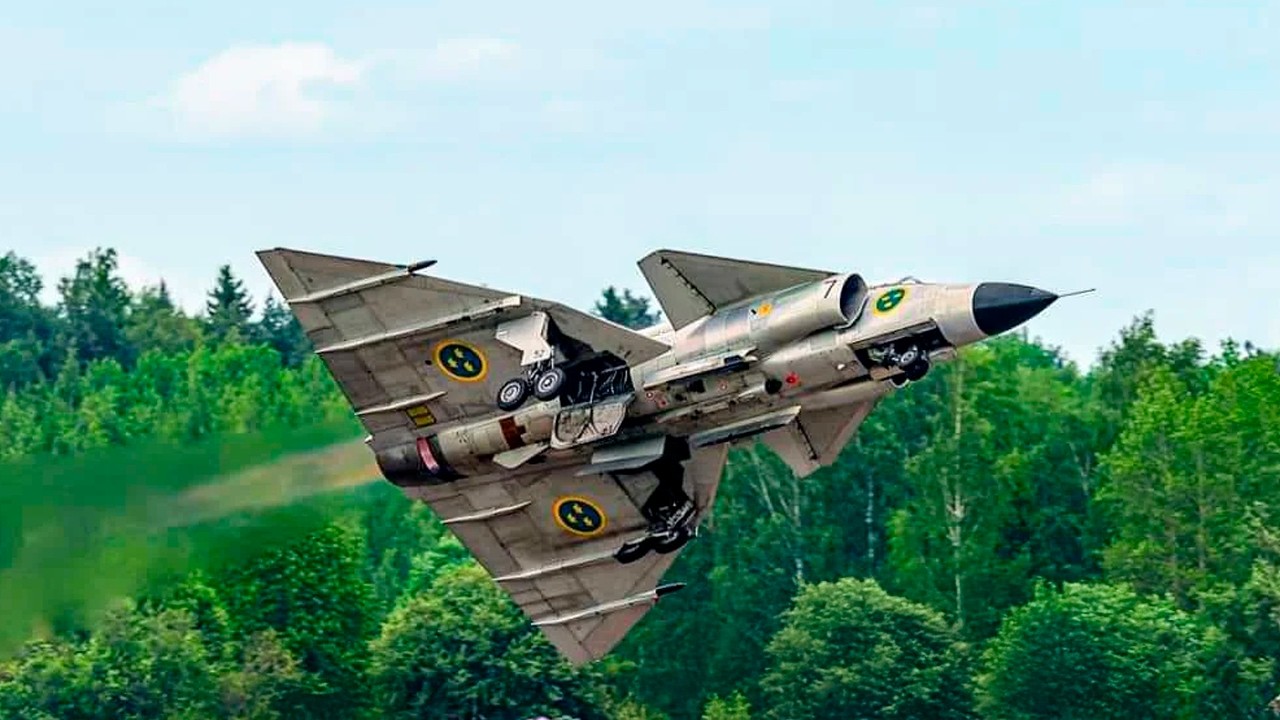 The Fighter Jet That Could Go in Reverse