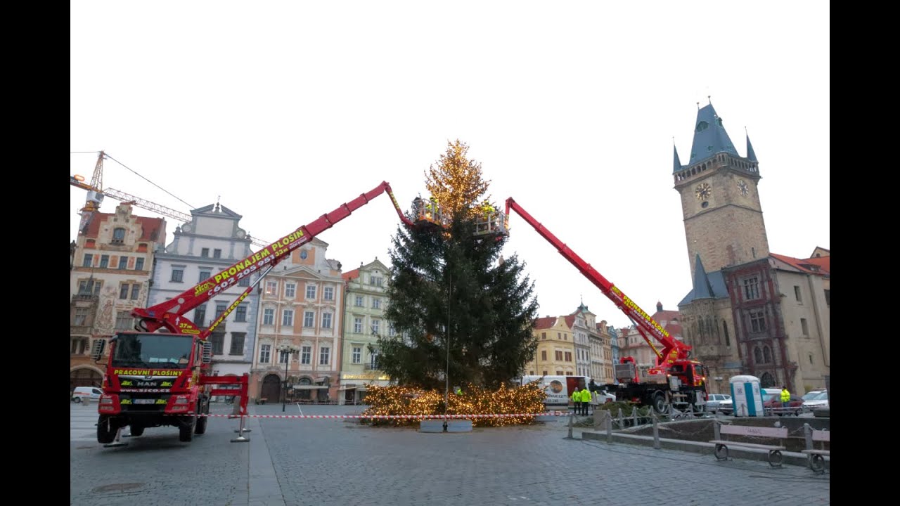 REPORTÁŽNÍ VIDEO: VÁNOČNÍ STROM NA STAROMĚSTSKÉM NÁMĚSTÍ
