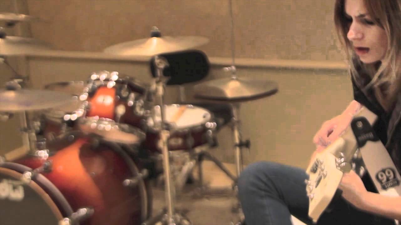 Times likes these acoustic cover - Debora Valen&ccedil;ay