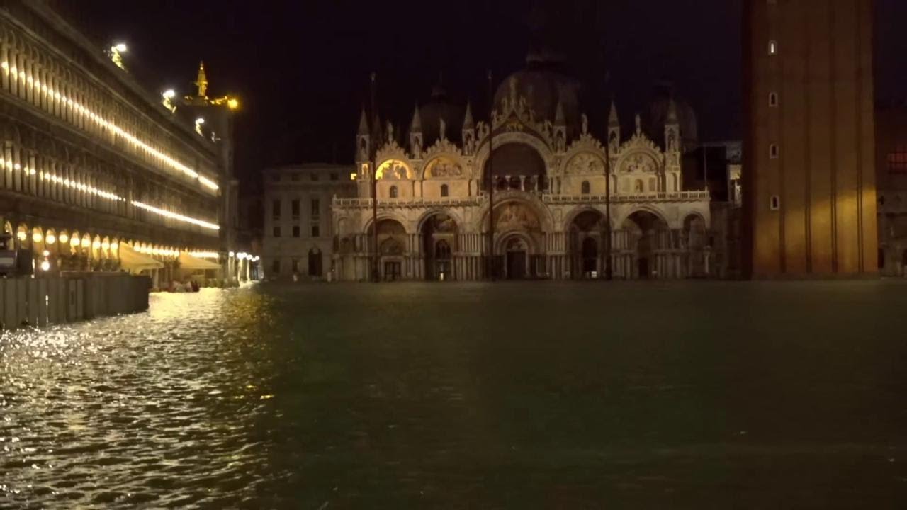 Maltempo, alta marea eccezionale a Venezia: suonano le sirene nella città lagunare