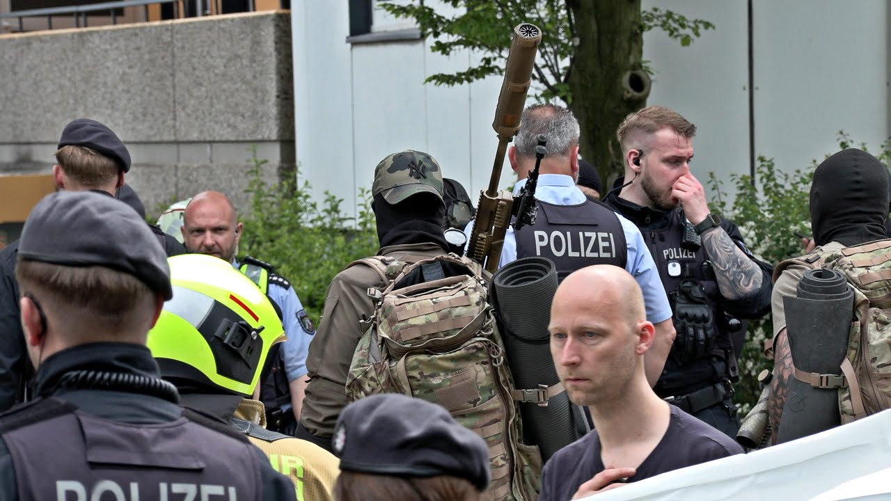 [MEGA SEK-EINSATZ NACH EXPLOSION IN HOCHHAUS | RATINGEN] - Mehrere verletzte Rettungskräfte -