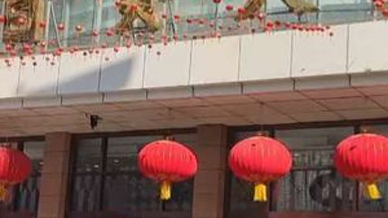 抚顺百货大楼一楼熟食区人山人海，如果不算超市的话，今天是不是大楼比万达人多？抚顺不提倡大家方便，但是没禁止大家方便，也没有指定专门的地点给大家方便，步行街上也有人方便，所以大家就是可以在抚顺随便...