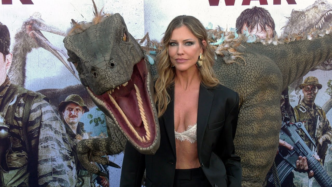 Aktorka Tricia Helfer uczestniczy w premierze &bdquo;Prymitywnej wojny&rdquo; w Los Angeles