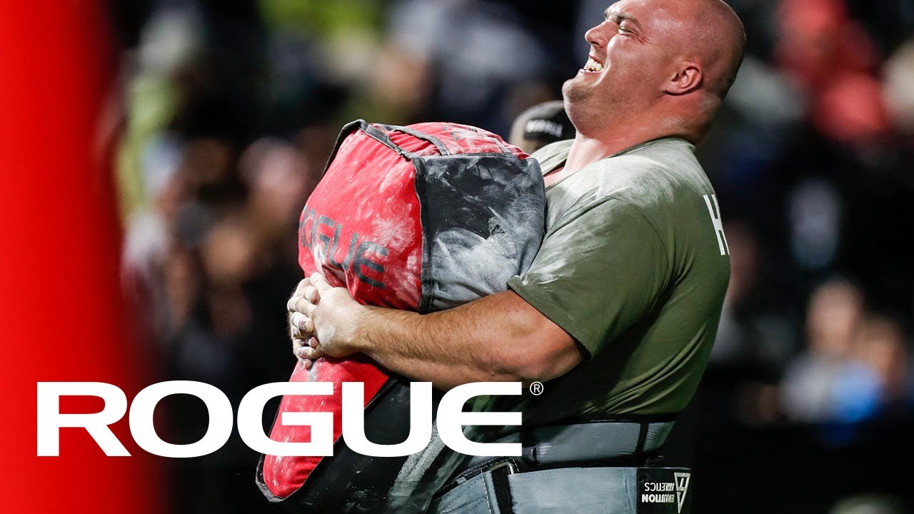 Переноска мешков с песком от Rogue Husafell - прямая трансляция Strongman Event 3 | Rogue Invitat...