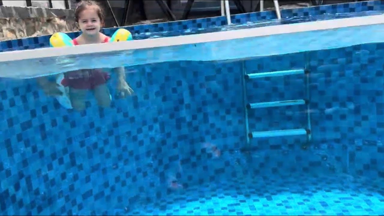 ÖYKÜ TATİLDE HAVUZA GİRİYOR