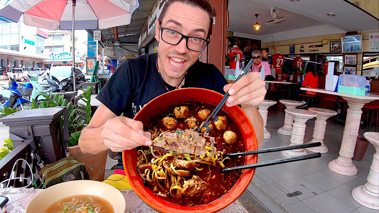 Huge Pork Spine TOM YAM Noodles! 