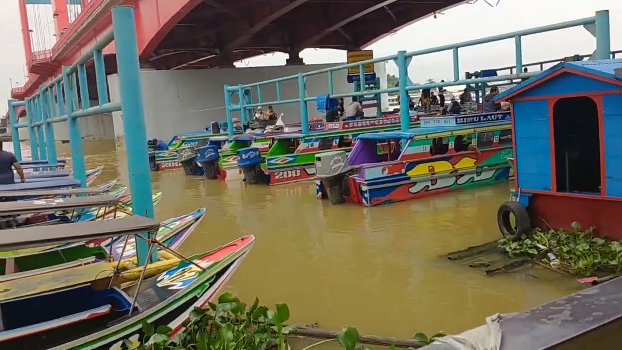 pelabuhan sepit di bawah jembatan Ampera