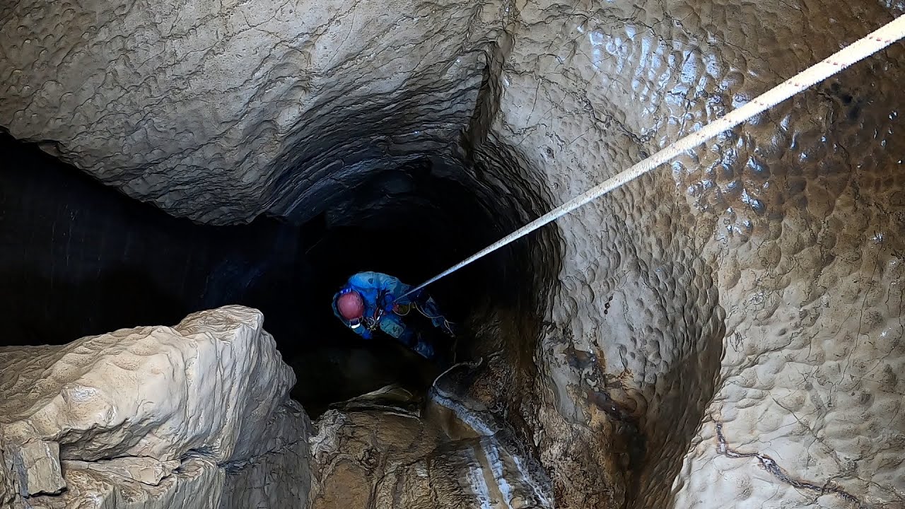 AVEN DE HURES, splendide gouffre du Causse Méjean (48) au travail de l'eau remarquable !