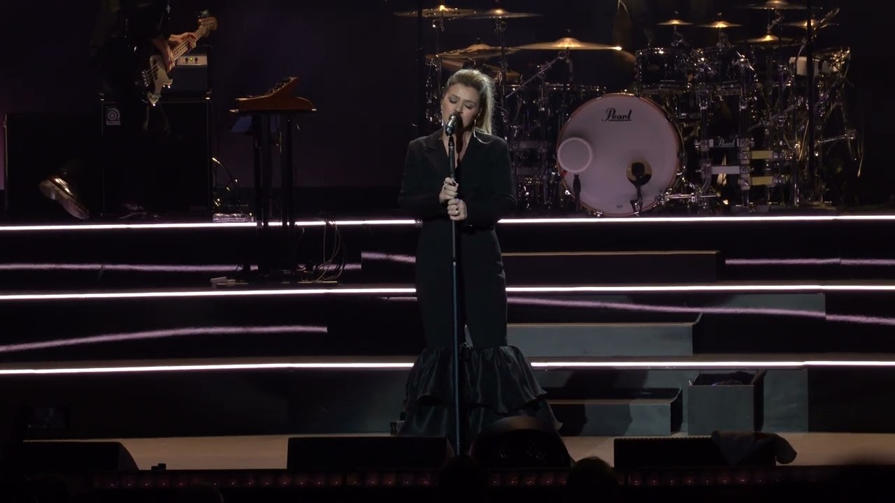 Kelly Clarkson - Used to Be Young (Miley Cyrus cover), @ Bakkt Theater in Las Vegas on 12/31/2023