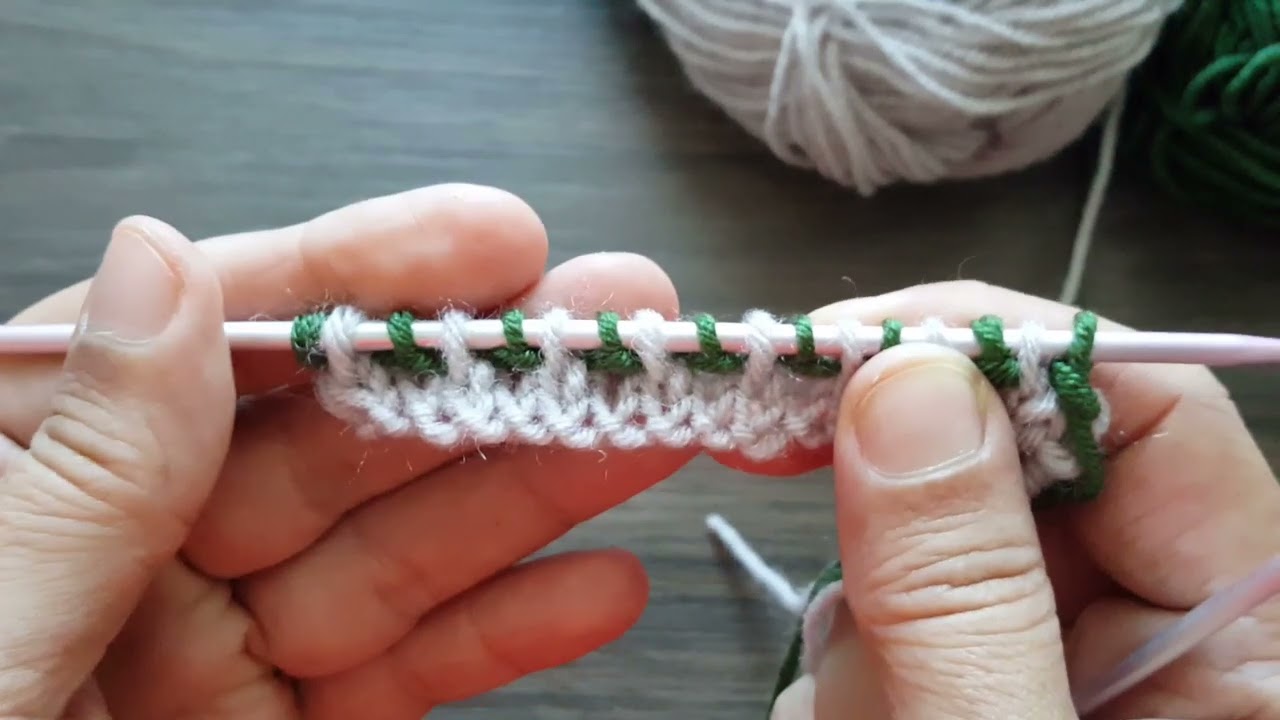 İki Renkli Minik Tomurcuklu Örgü Modeli