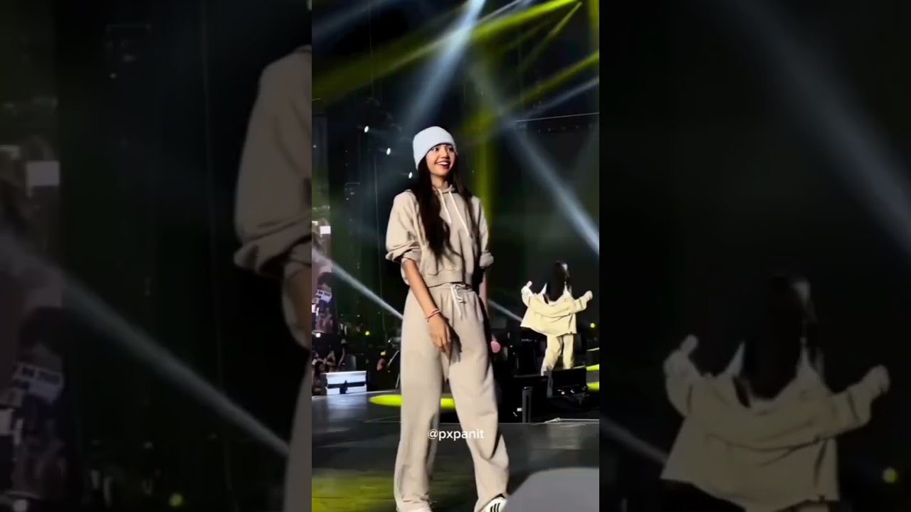 When Lisa saw someone drop their money 💵#blackpink #lisa #money #lalisamoney