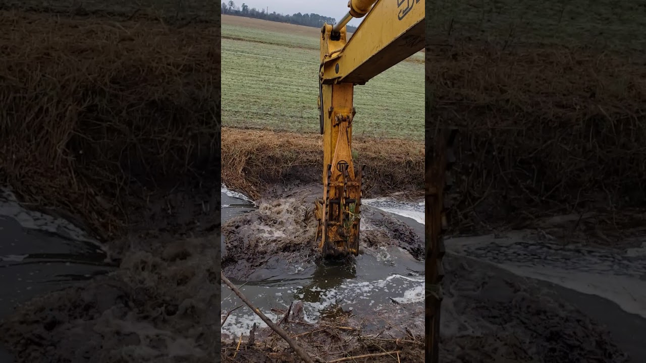 cleaning ditches with a Liebherr 922 excavator