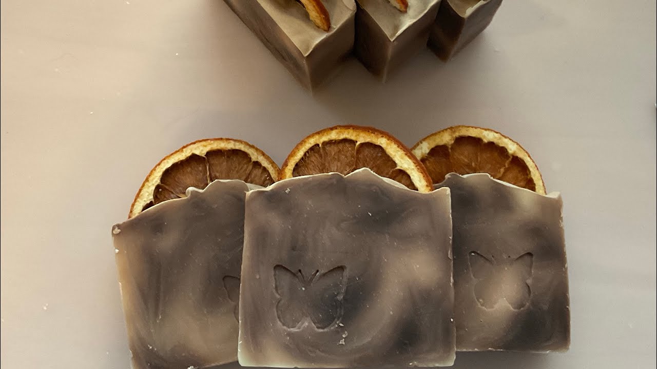 Oo-la-la! Orange Creamsicle with dried orange slices!🦋