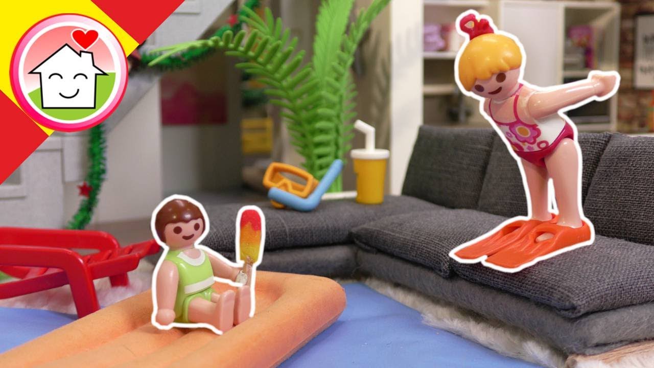 Playmobil en español Anna y Lena están jugando a las vacaciones en la sala de estar - Familia Hauser