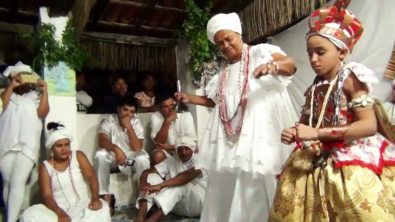 Em África tu é INICIADO EM SI para Orixá. Passa por tudo ACORDADO e veste Orixá se quiser. Otá come!