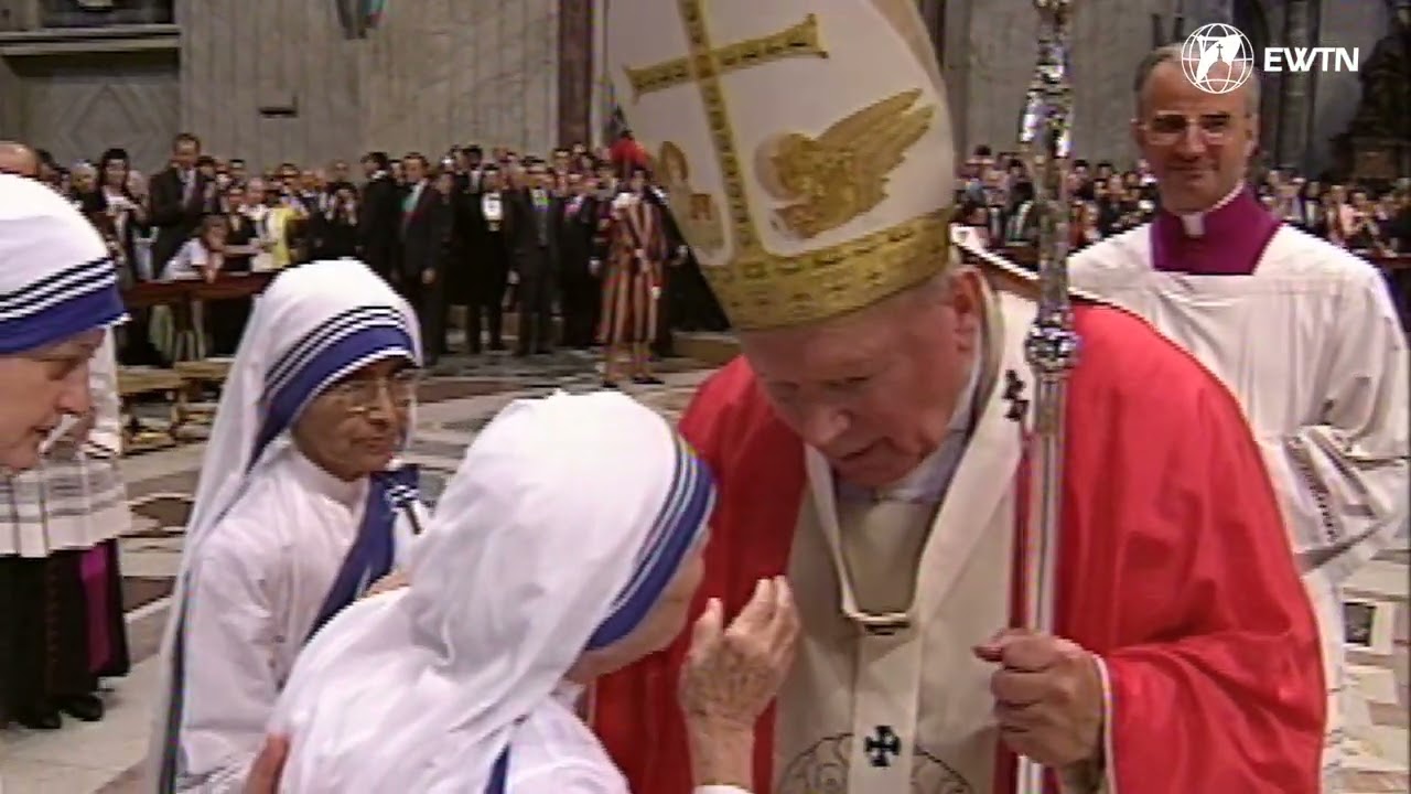 San Juan Pablo II saluda y bendice a Santa Teresa de Calcuta en la Bas&iacute;lica de San Pedro