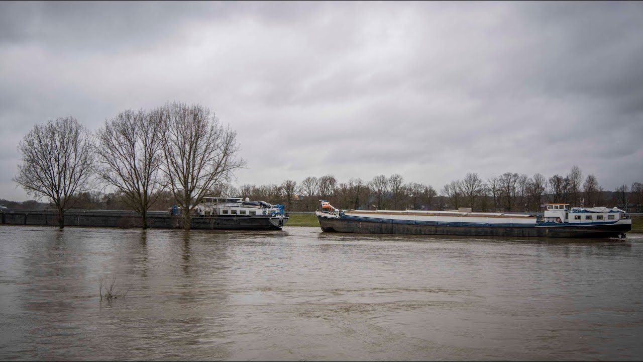 Schipper belandt door hoogwater naast de IJssel