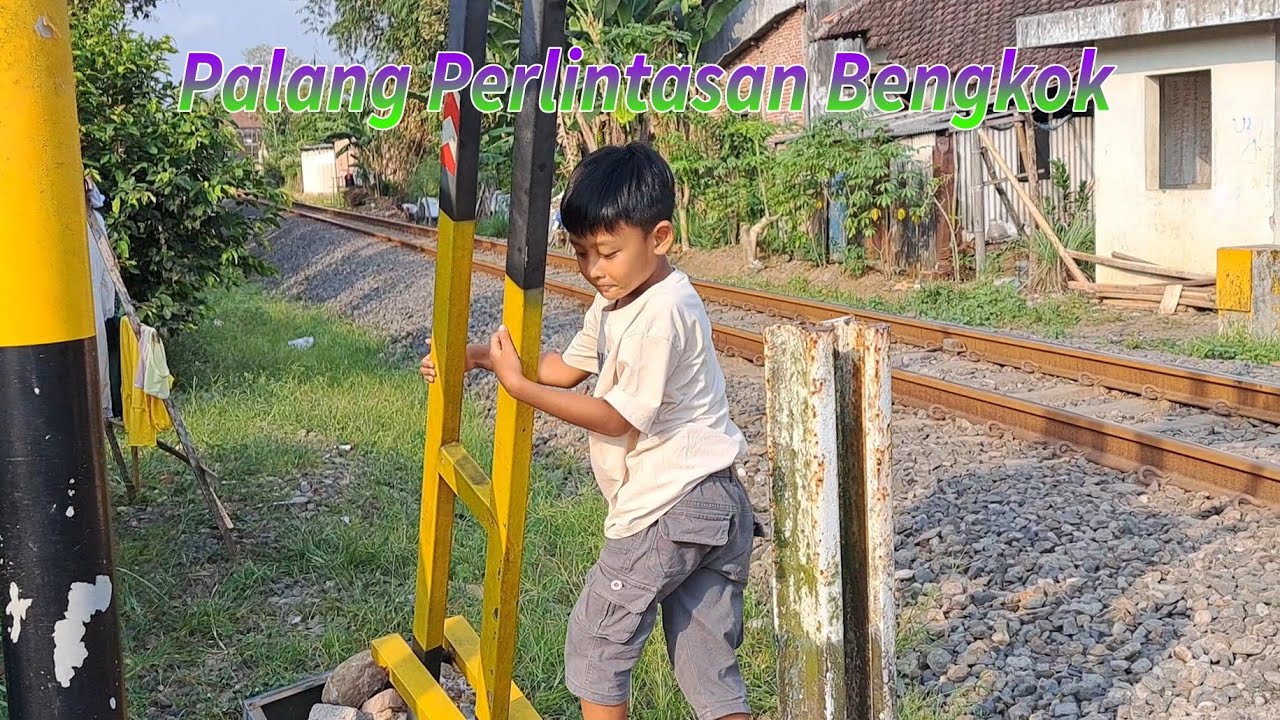 WADUH PALANG FAVORIT RUSAK | TARIK PALANG BARENG PENJAGA PERLINTASAN JPL 111 KEPANJEN