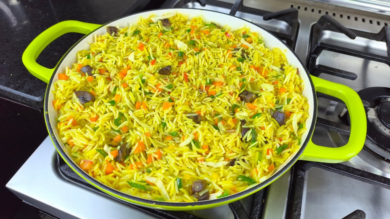 HOW TO PREPARE SIMPLE FRIED RICE 🍚 FOR BEGINNERS 😋 /STRICTLY DISHES BY B
