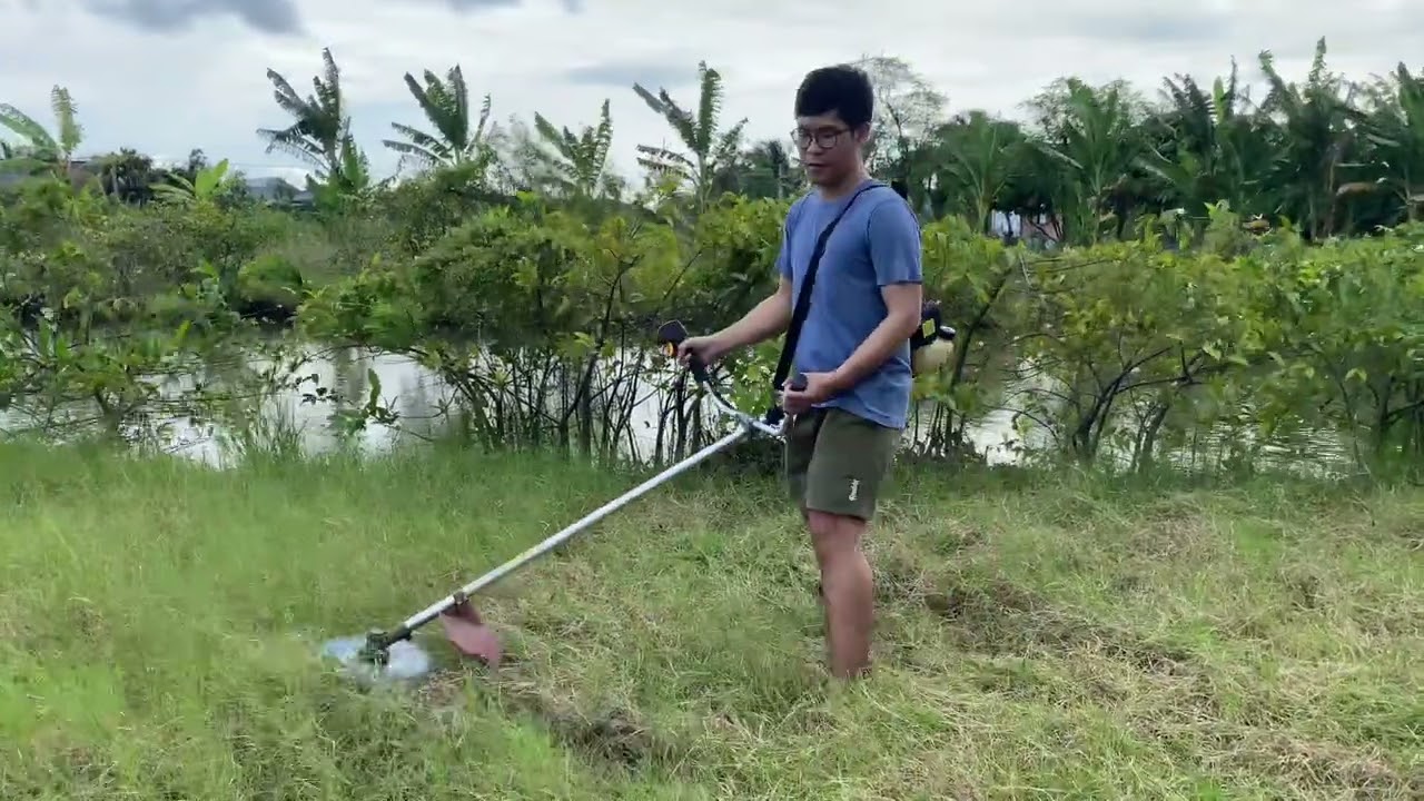 Khi bác 2 An làm nông dân cắt cỏ 😂