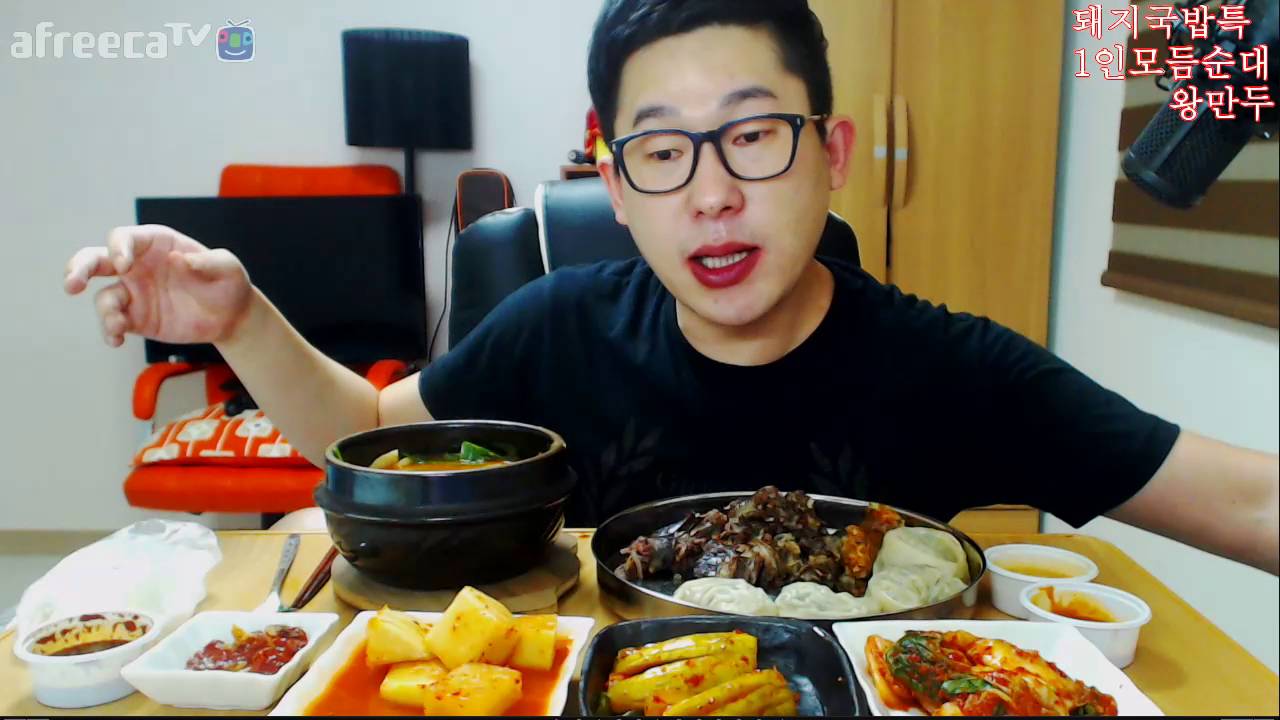 가르마의 해장돼지국밥특+1인모듬순대+왕만두 먹방이에요~