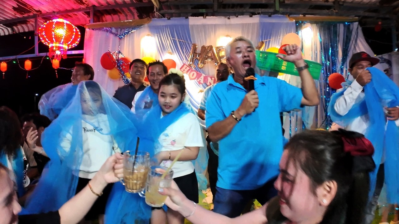 Nam Mo A Di Da Phat Ut Strawberry Dau Birthday Party Spring 2026 Vam Lang Vietnam Mom Dancing Nhau