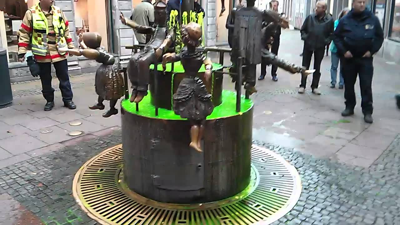 Grüne Farbe/Chemikalien im Aachener Puppenbrunnen