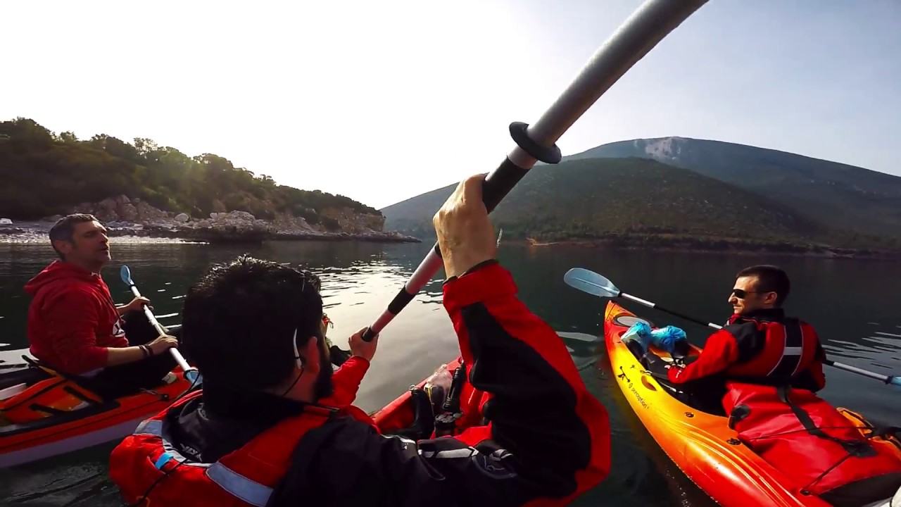 Canoe kayak. &Omicron;&iota; &Kappa;&alpha;&gamma;&iota;&alpha;&kappa;&iota;&delta;&epsilon;&sigmaf; &sigma;&tau;&omicron; &Beta;ό&rho;&epsilon;&iota;&omicron; &Epsilon;&upsilon;&beta;&omicron;ϊ&kappa;&omicron; &Kappa;&omicron;&lambda;&pi;&omicron;.