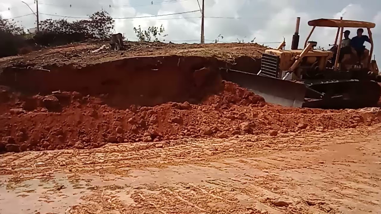 Trator esteira D6D cortando material 