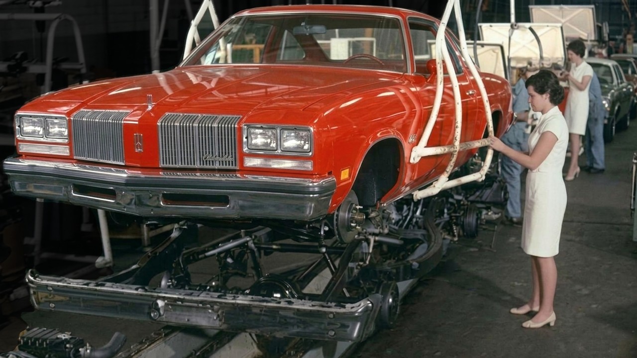Как в 1977 году на заводе General Motors собирали Oldsmobile Cutlass.