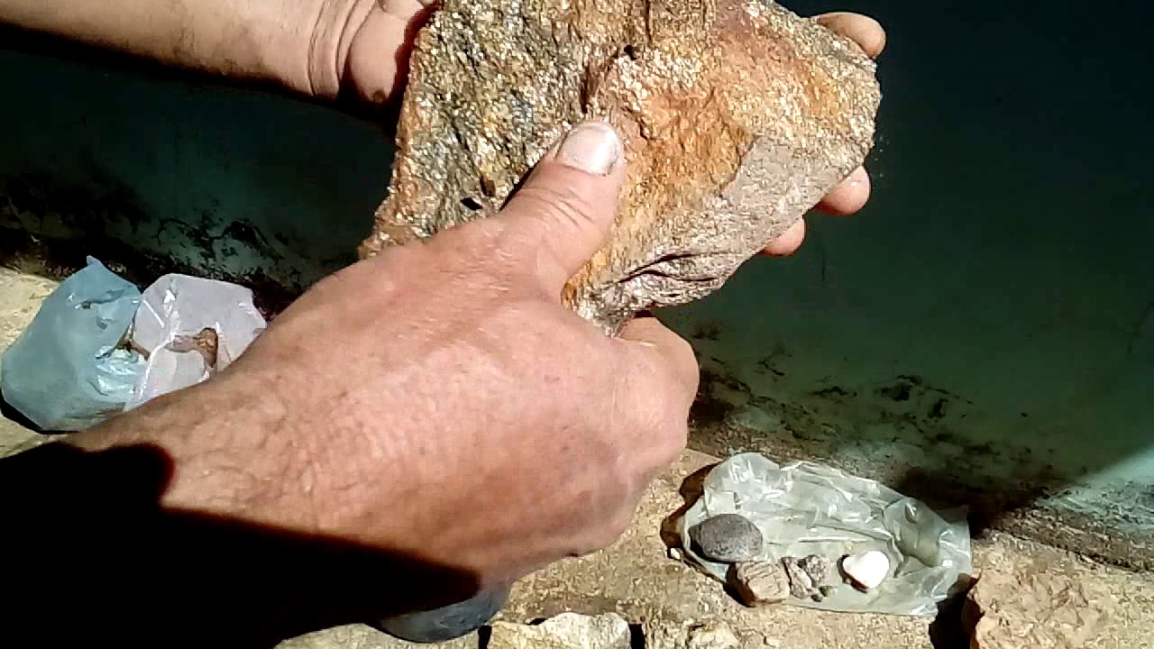 Pedras e cascalhos para diamante , ouro e esmeralda.