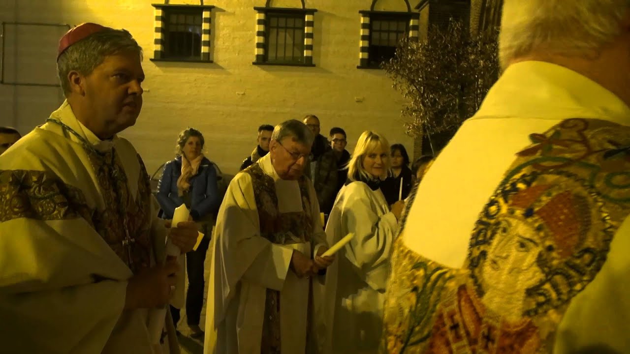 Paaskaars 'Lumen Christi' binnendragen kerk Heuvel