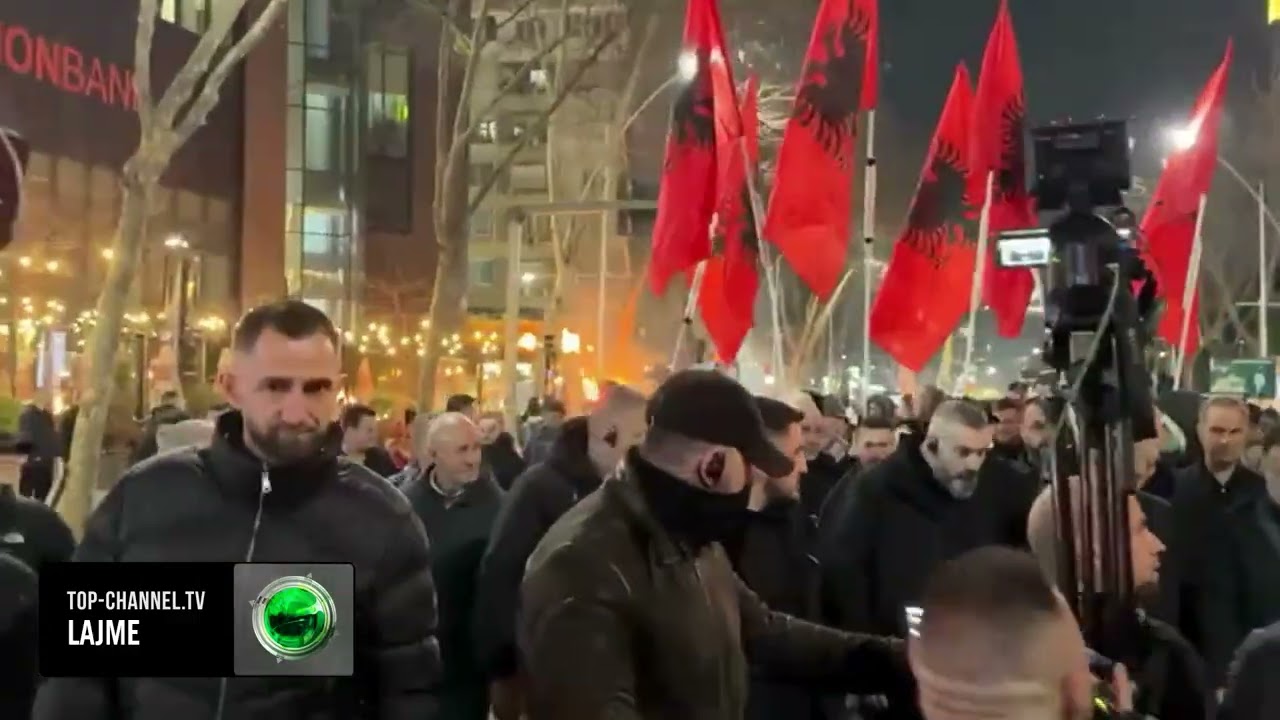Top Channel/ Vijon marshimi i protestuesve, udhëhiqen nga Berisha dhe deputetë të tjerë të PD