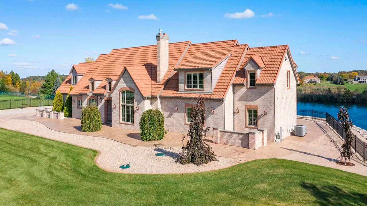 Inside a $ 1,650,000 luxury home in Wisconsin. Tour of an expensive mansion.