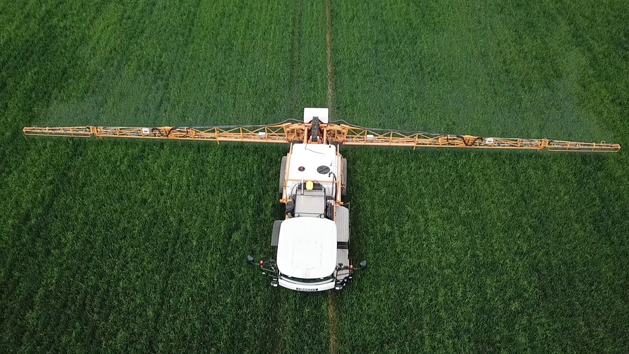 Knight sprayer working in Leicetershire