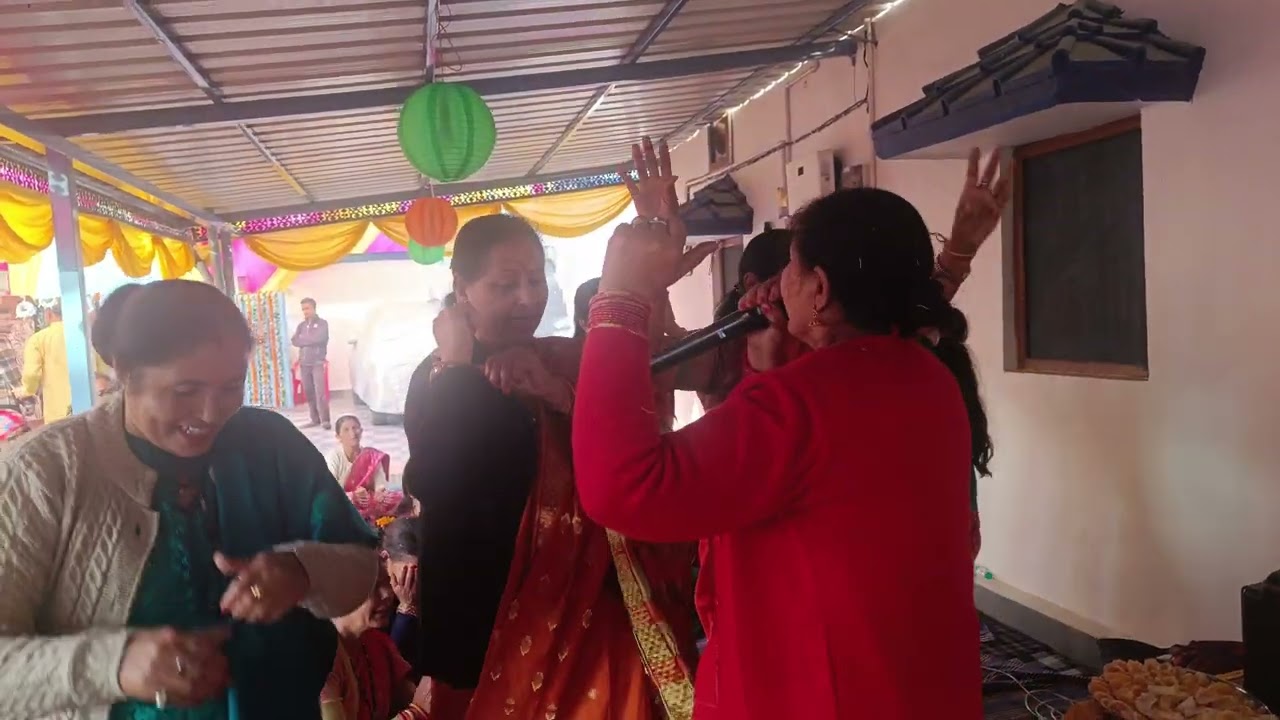 कुमाऊनी गीत में सभी नाच उठे 