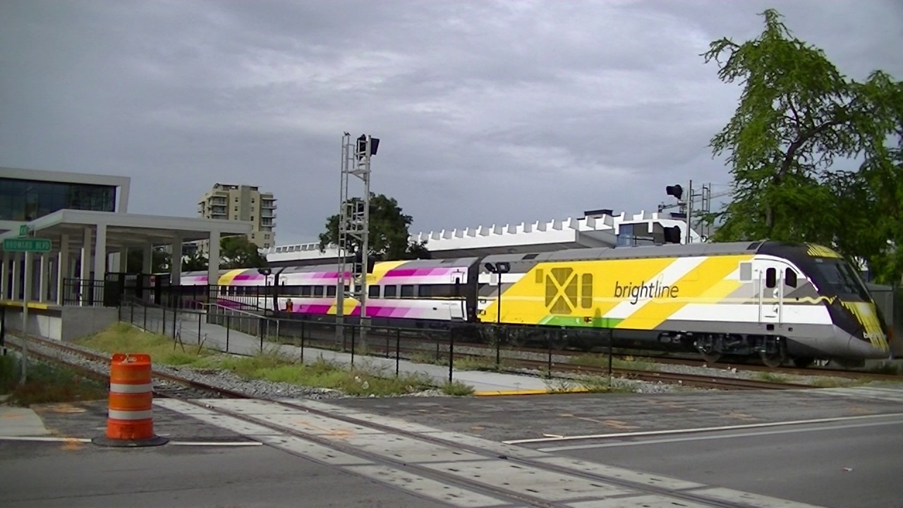 Brightline Pink thru Ft Lauderdale Station 8/10/17