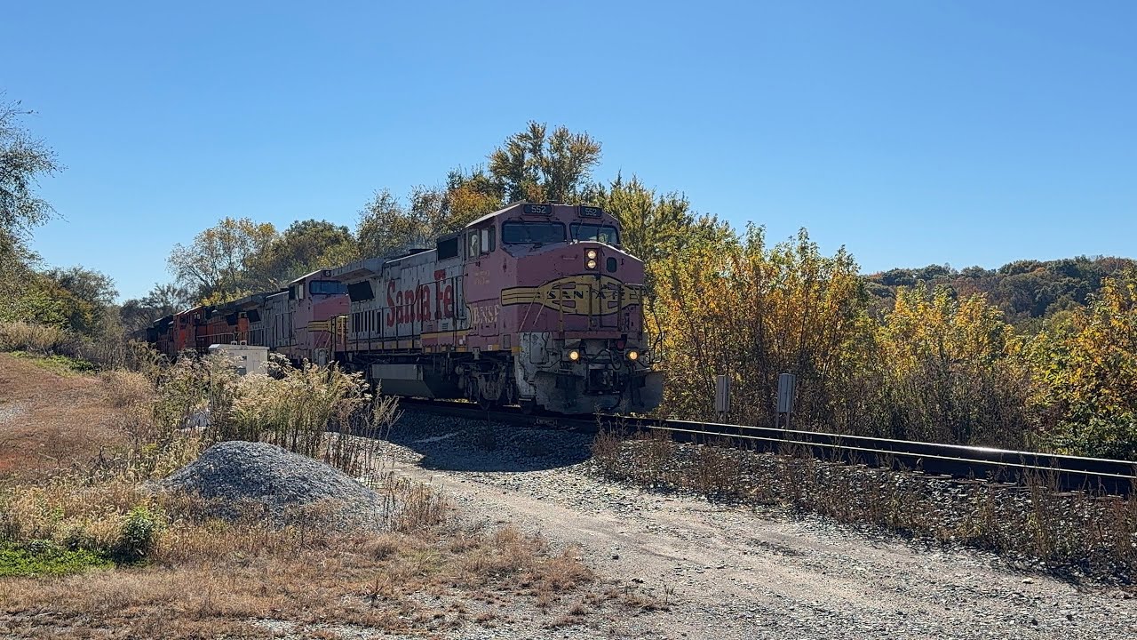 Westbound BNSF in Arenzville IL  with 2 Warbonnets leading  on 11/3/25 #warbonnet #bnsf 