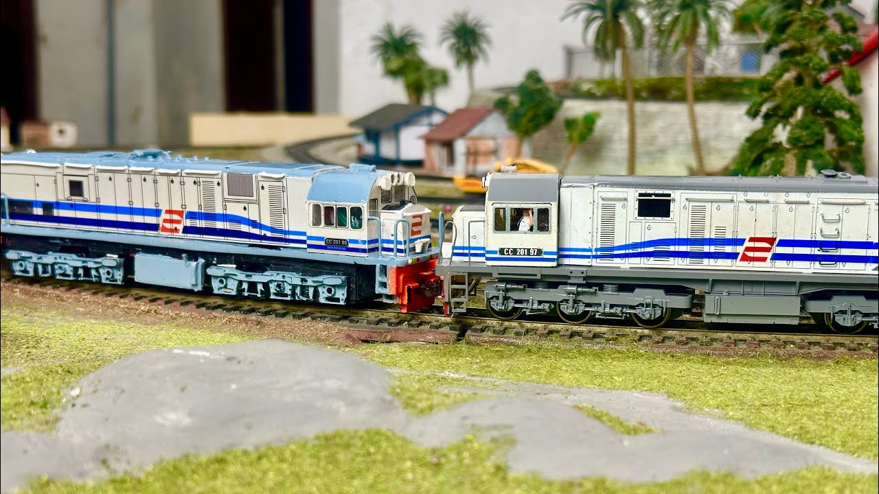 Unboxing & Merakit Kereta api CC201 WnB Double Traksi gerbong panjang anjlok tertabrak&terseret jauh