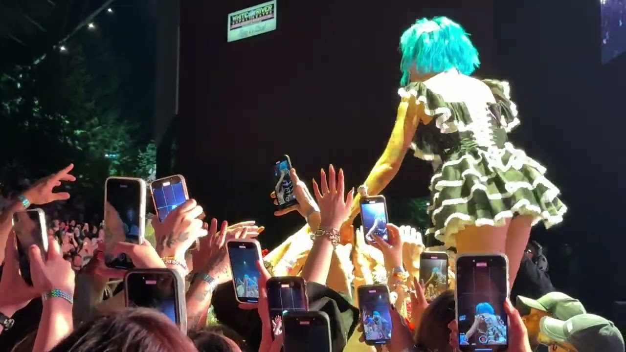 Carry the Weight - Halsey **New Song** (live at Auburn, WA) 2025