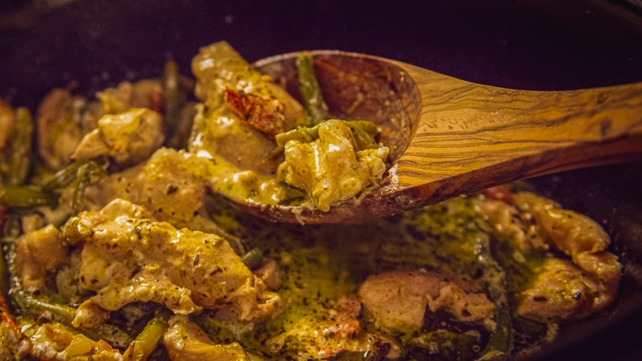 Toscaanse kip met pesto uit de slowcooker | Romig & makkelijk