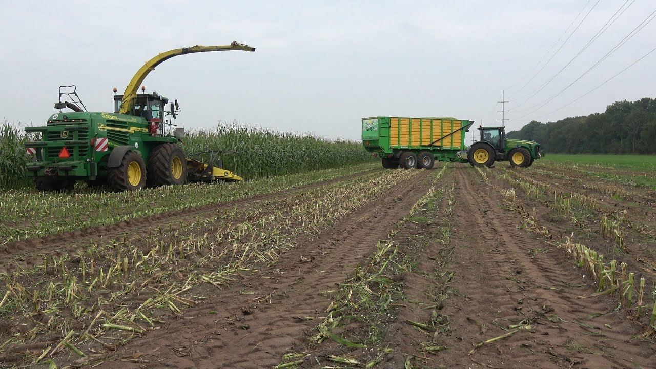 Mais hakselen en inkuilen door loonbedrijf Dekker met John Deere hakselaar en 3 trekkers (2021)