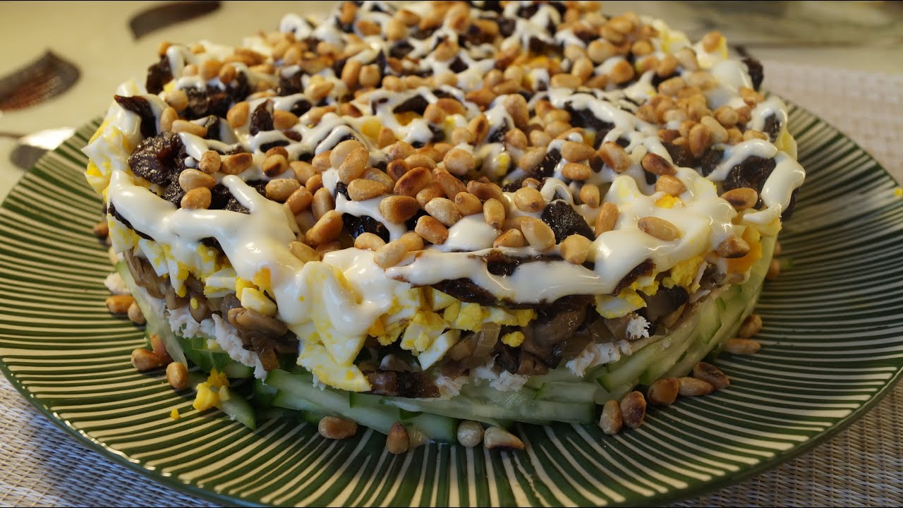 Слоёный салат-торт с черносливом, курицей и кедровыми орешками
