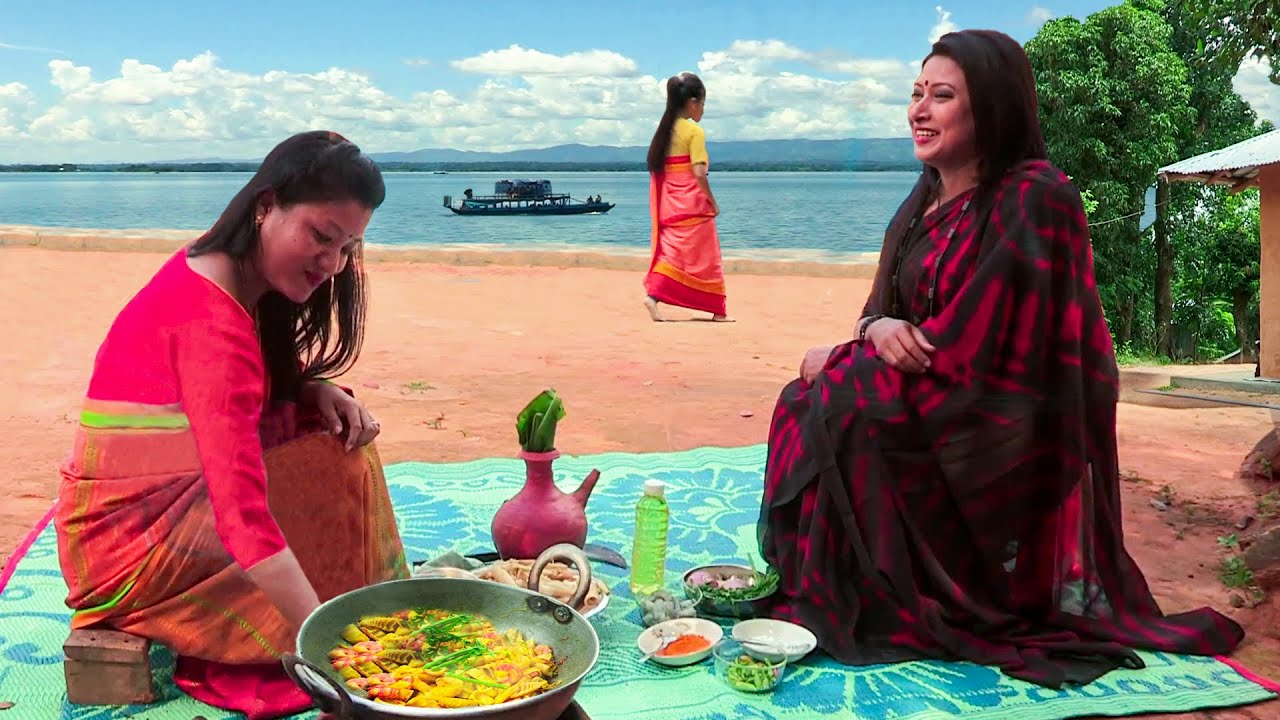পাহাড়িদের বাঁশ কোড়ল চিংড়ি মাছ দিয়ে মজার রান্না || Hilly Cooking with Bamboo Shoot & Prawn