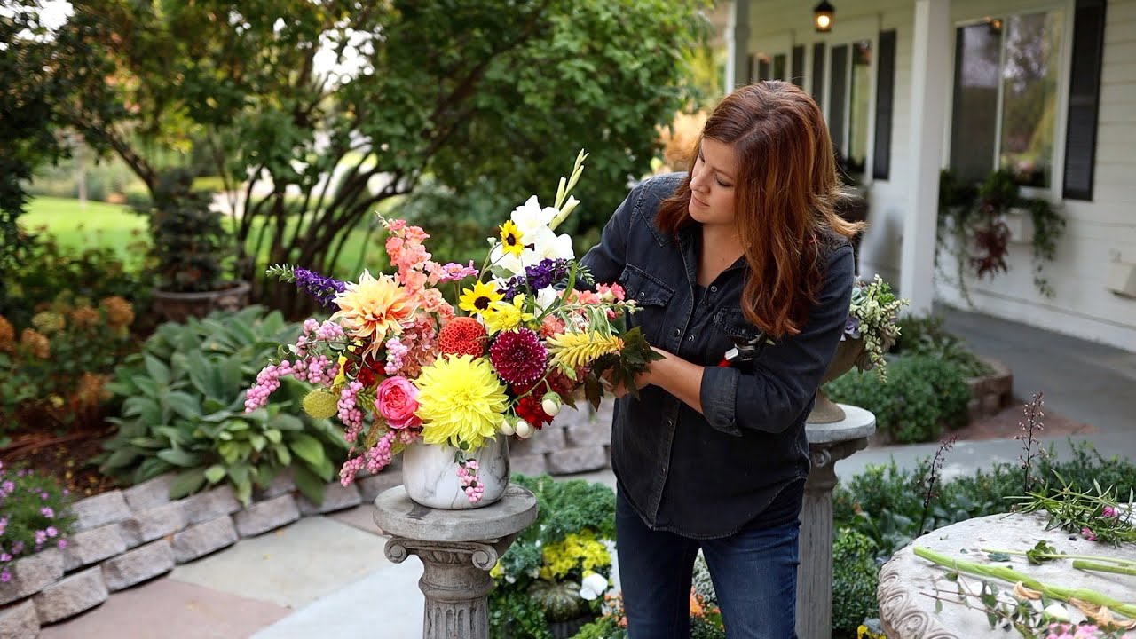 Arranging Flowers that Aaron Picked from our Garden! 🥰💐 // Garden Answer